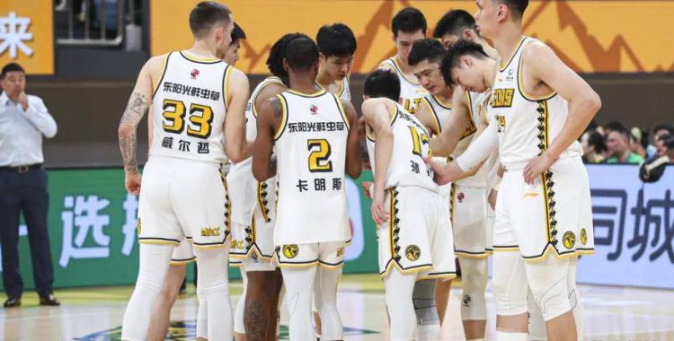 江苏男篮客场大战青岛，全队团结协作斩获胜利