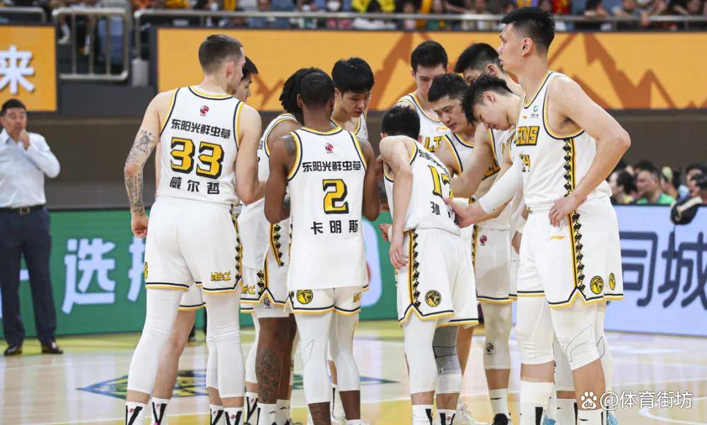 江苏男篮客场大战青岛,全队团结协作斩获胜利