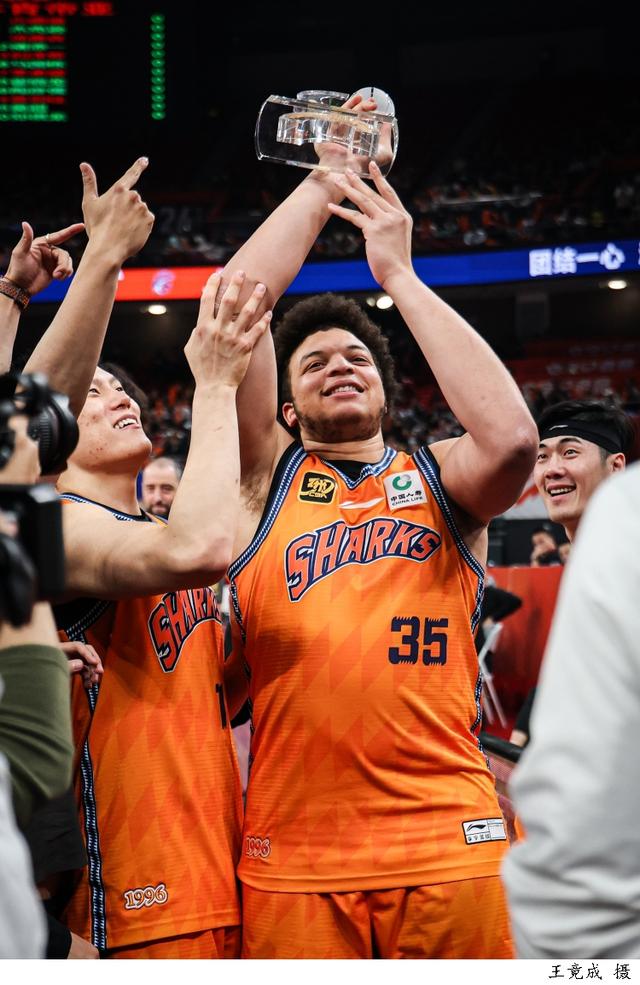 江苏男篮客场大战青岛,全队团结协作斩获胜利