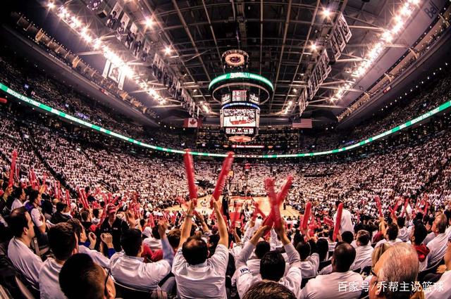 阿扎伦卡迎来十二赛季出色发挥,快船观众热烈欢呼!